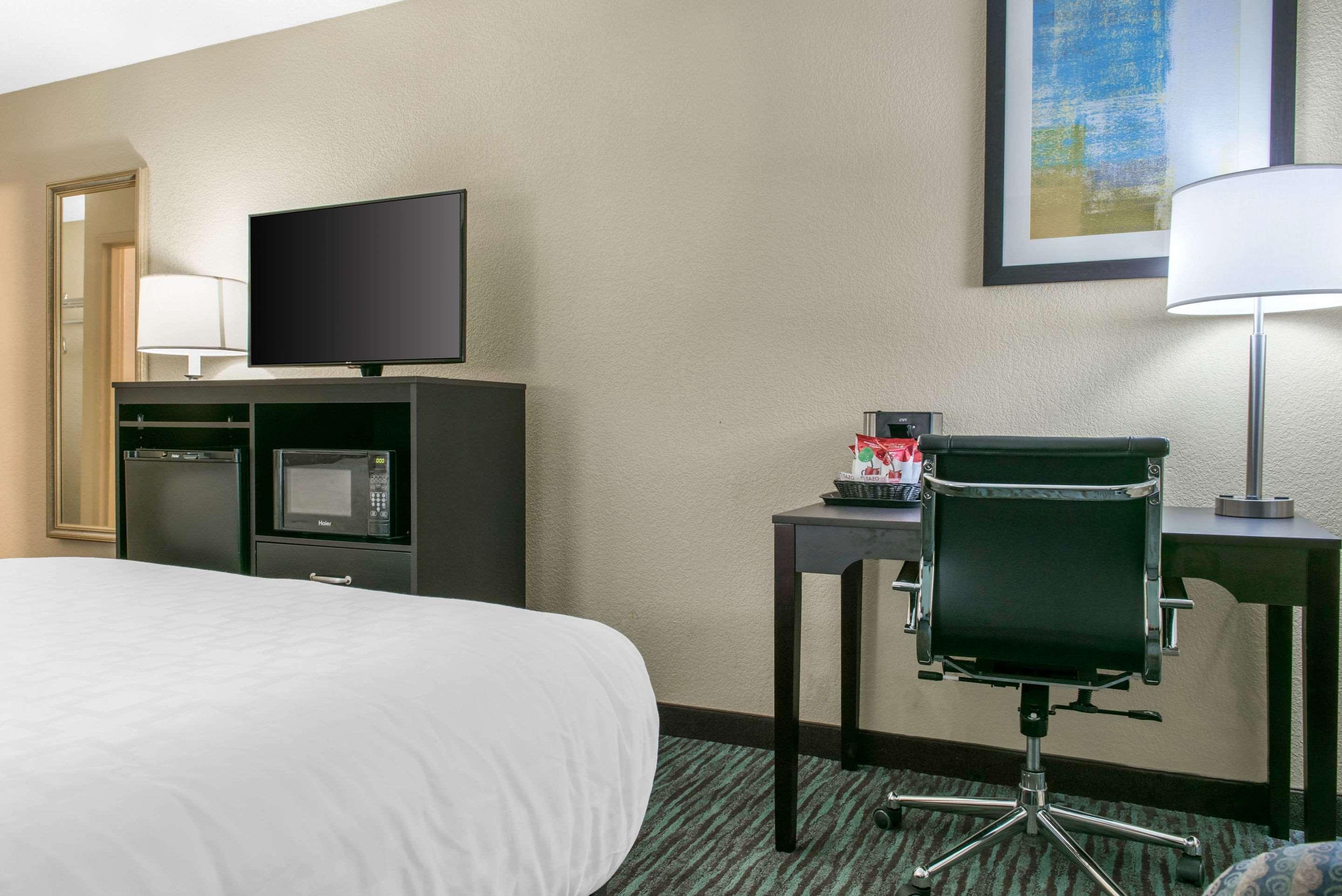 Quality Inn Dayton Airport Englewood Экстерьер фото