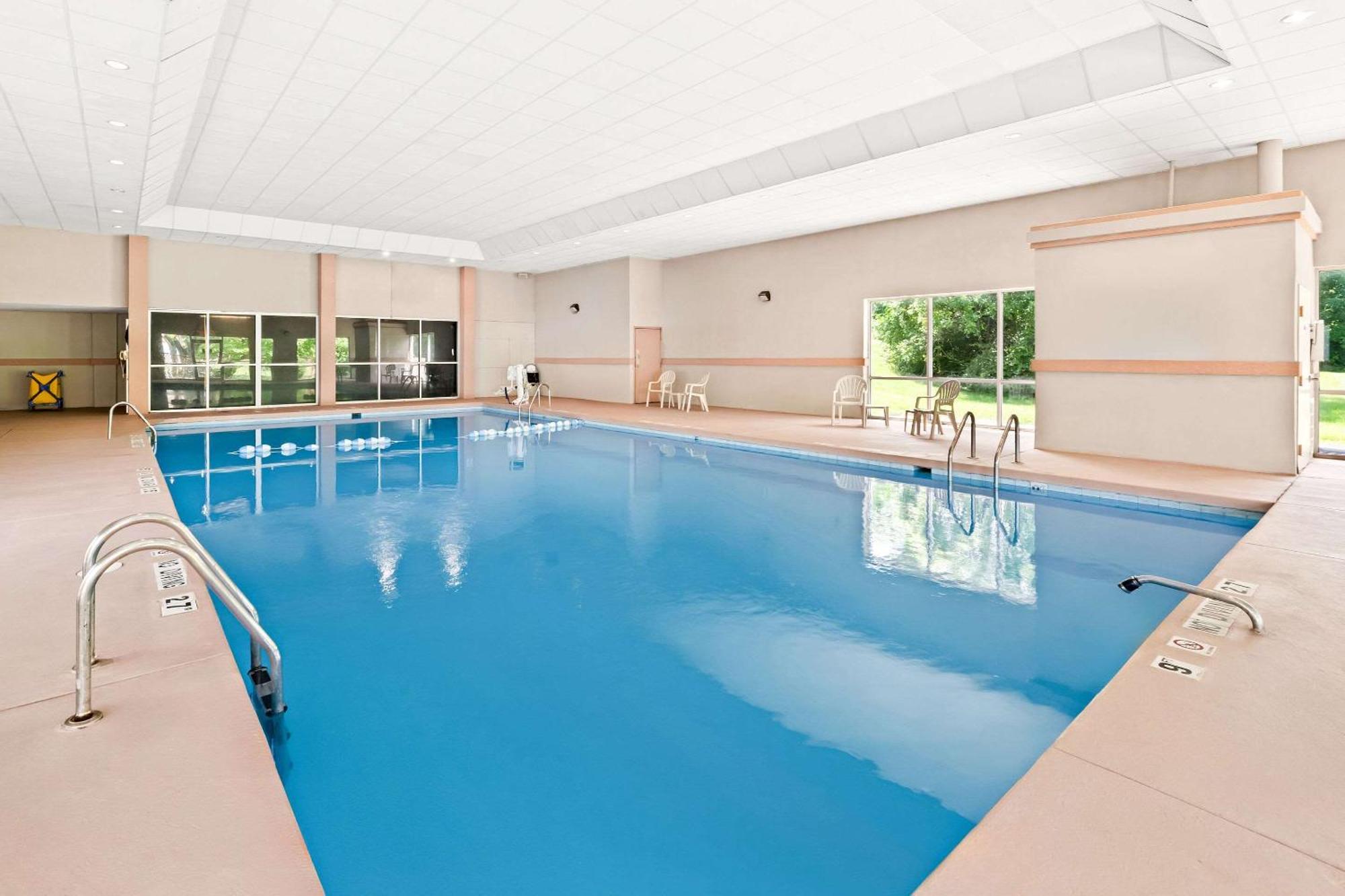 Quality Inn Dayton Airport Englewood Экстерьер фото