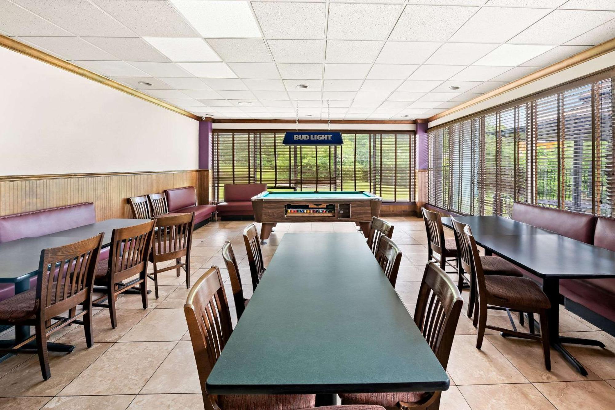 Quality Inn Dayton Airport Englewood Экстерьер фото