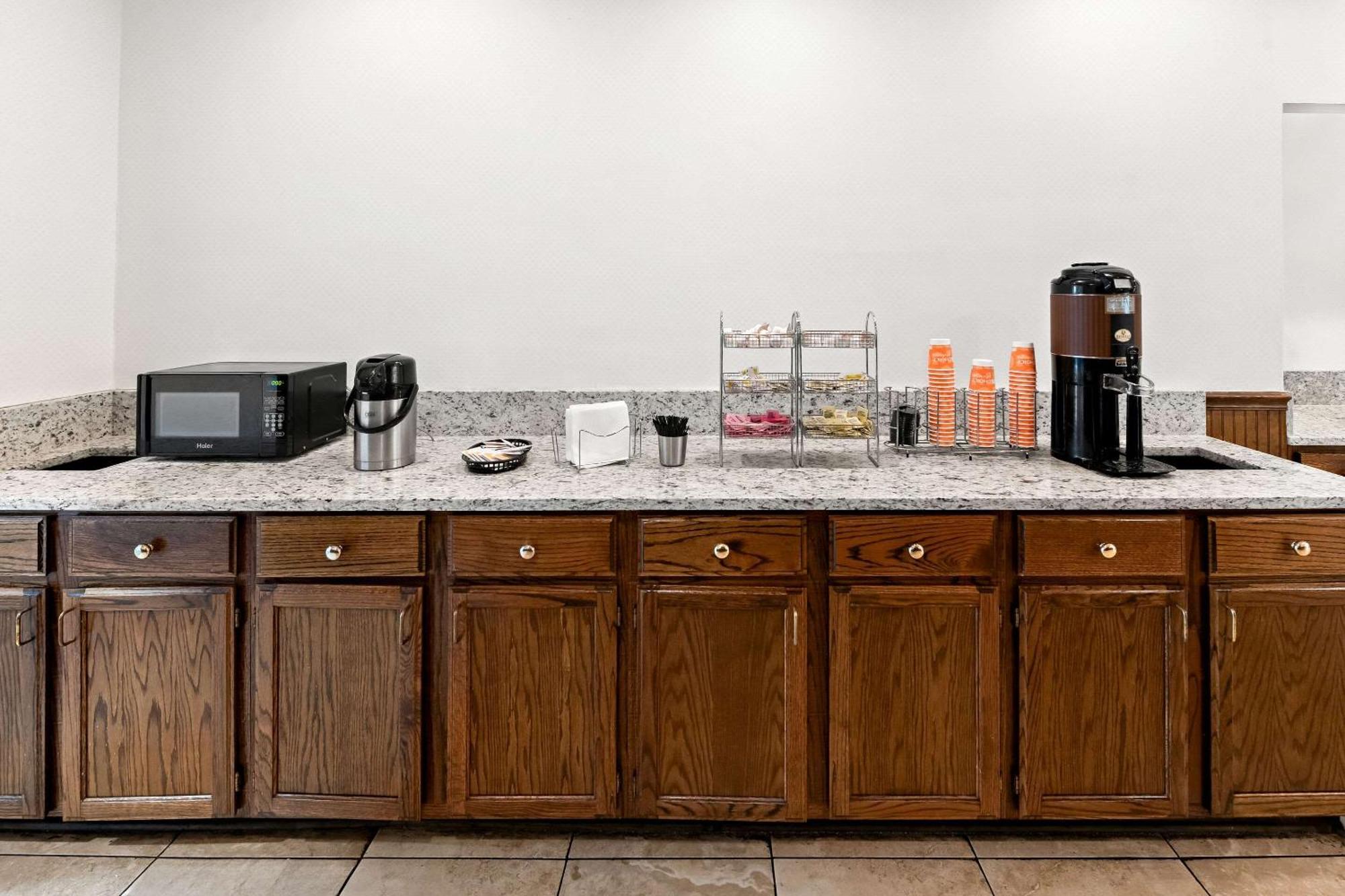 Quality Inn Dayton Airport Englewood Экстерьер фото