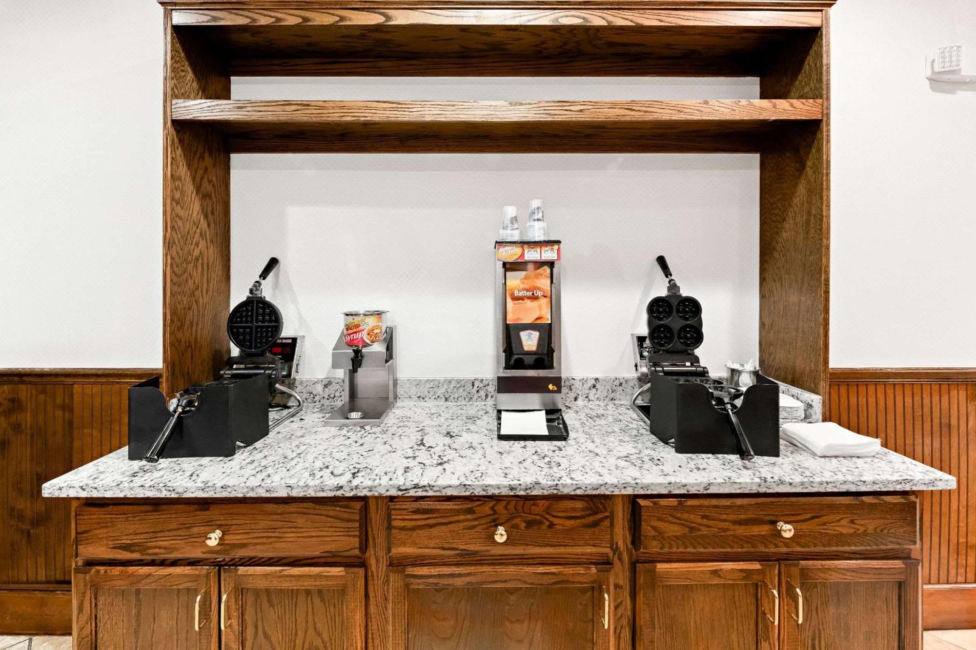 Quality Inn Dayton Airport Englewood Экстерьер фото