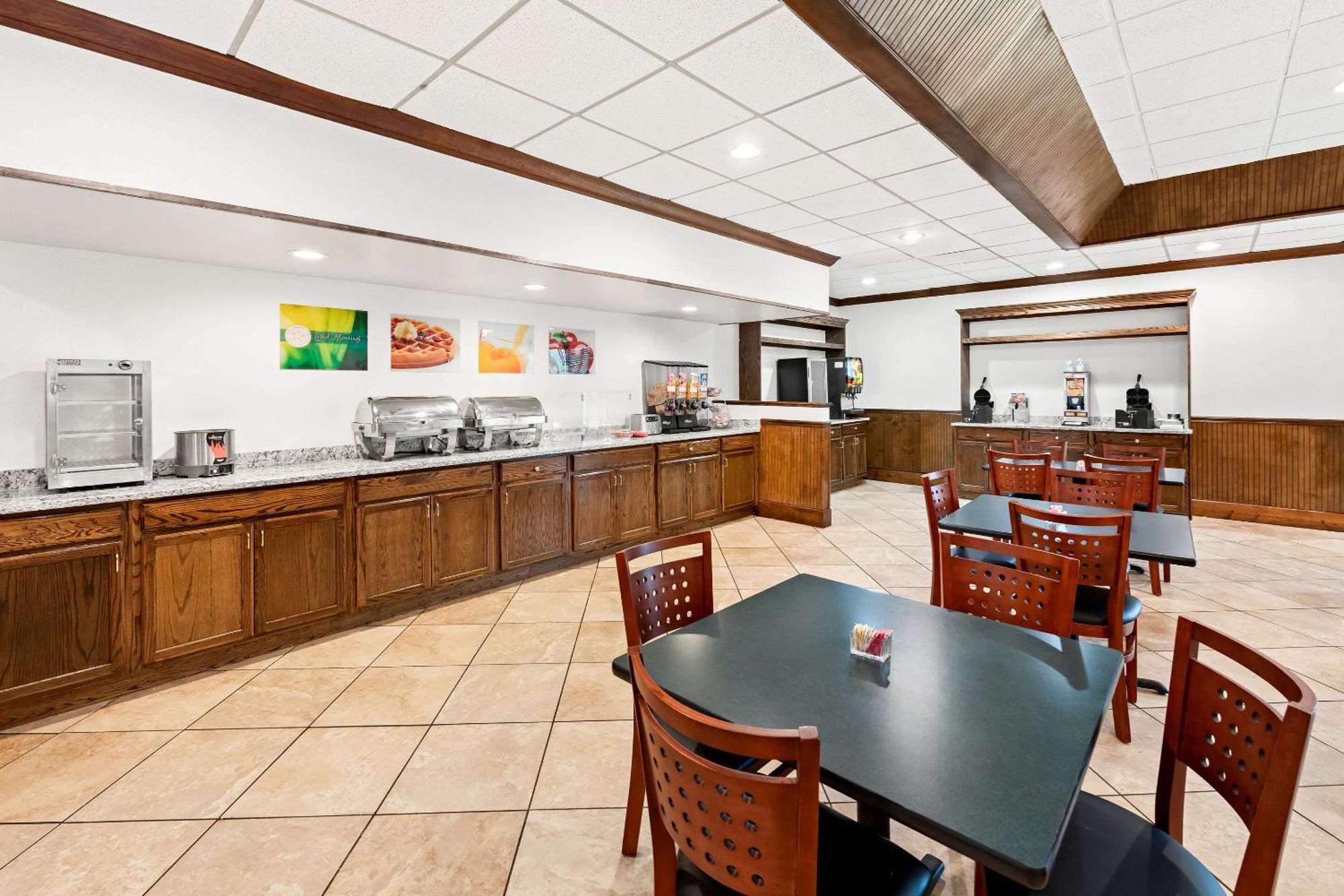 Quality Inn Dayton Airport Englewood Экстерьер фото