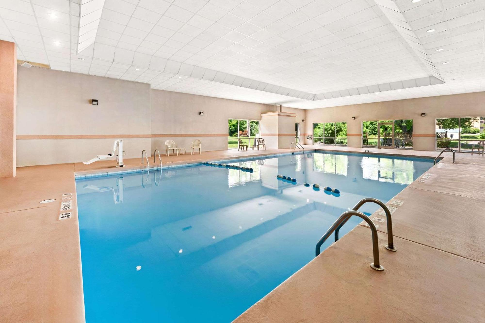 Quality Inn Dayton Airport Englewood Экстерьер фото