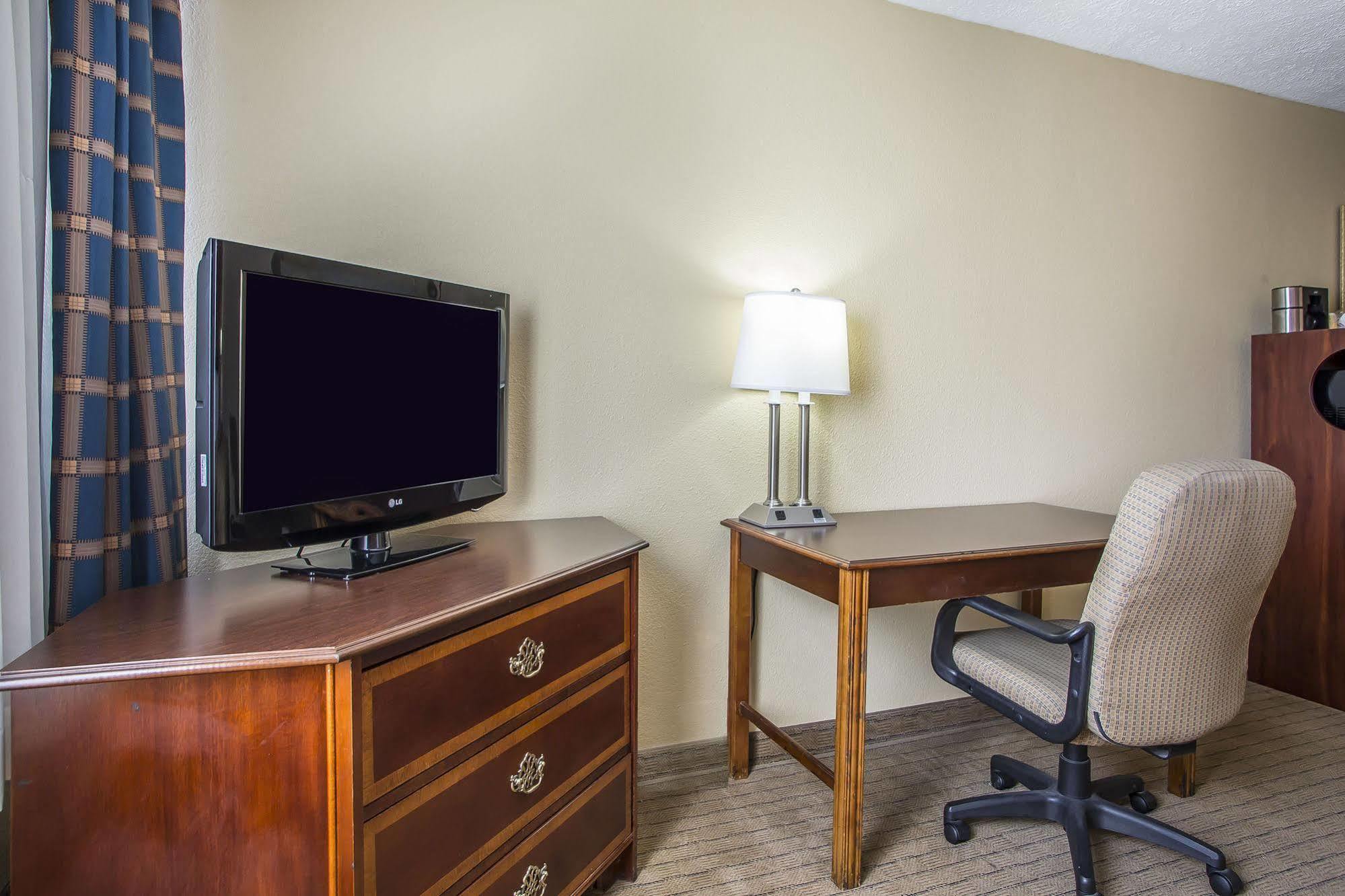 Quality Inn Dayton Airport Englewood Экстерьер фото